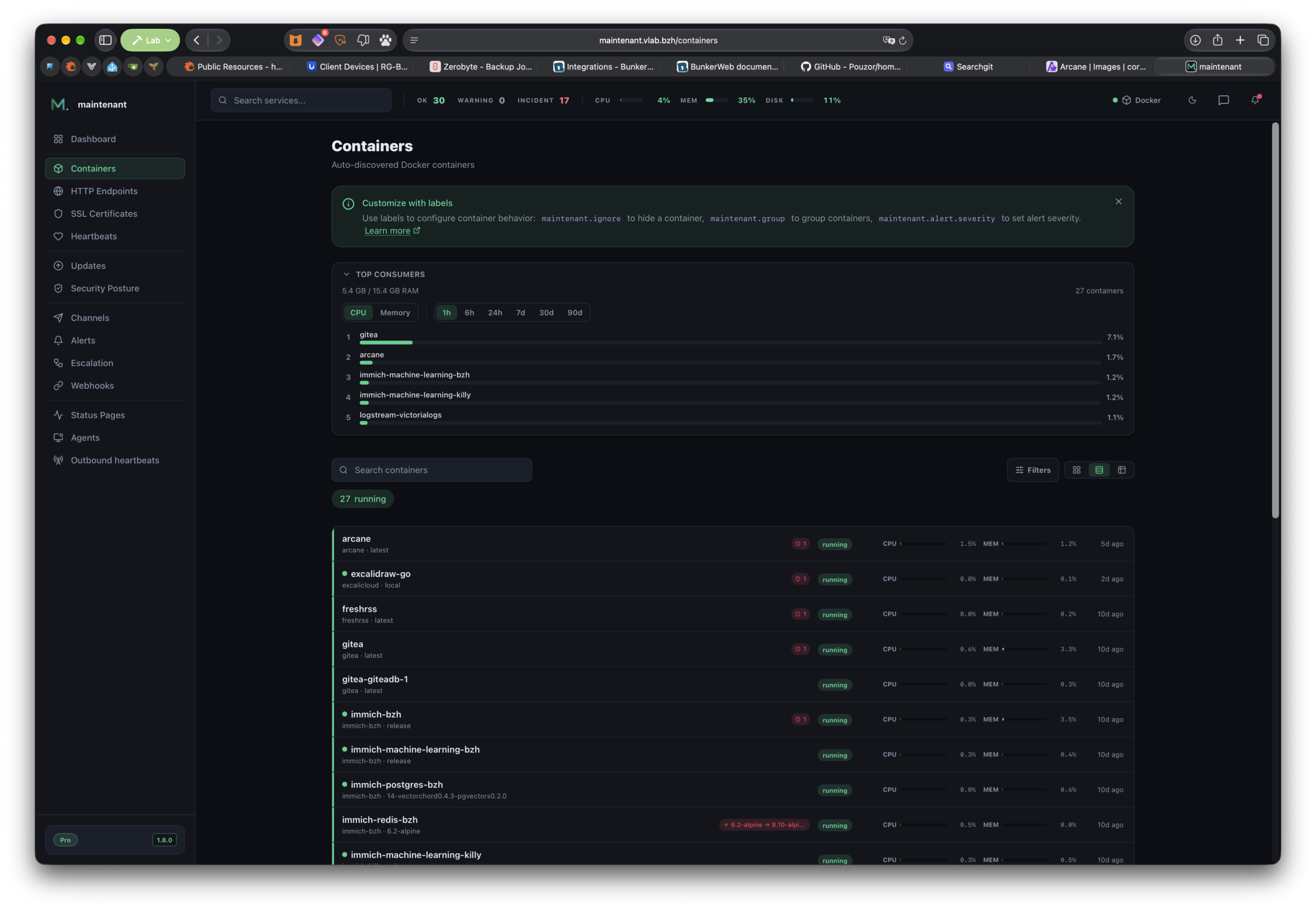 La page Containers de Maintenant : conteneurs auto-découverts et regroupés par stack Compose